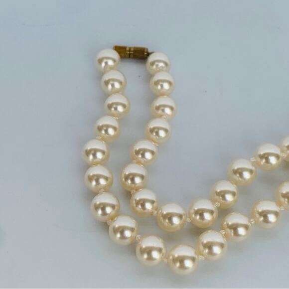 Vintage Faux Pearl Necklace - Picture 2 of 7